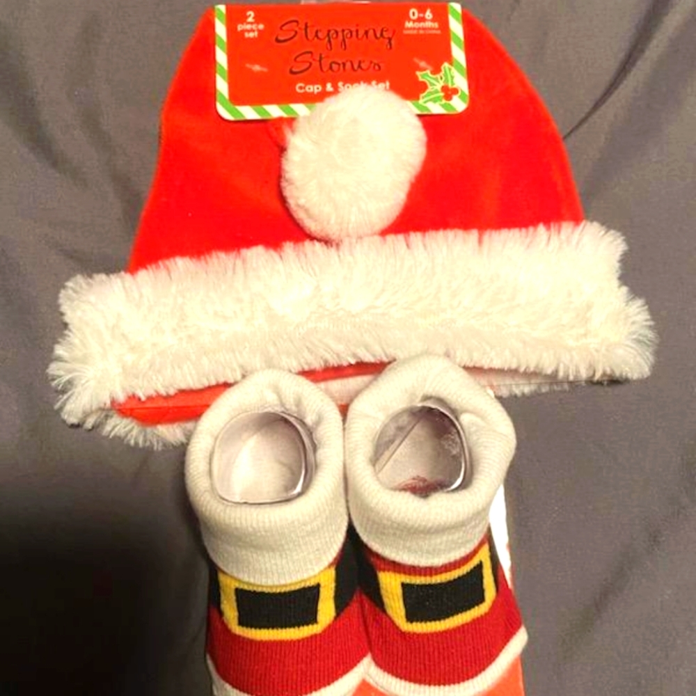 NWT 2 piece Holiday Set 0-6 months